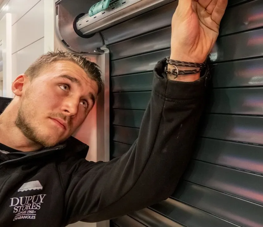 Technicien Dupuy Stores intervenant sur un volet roulant