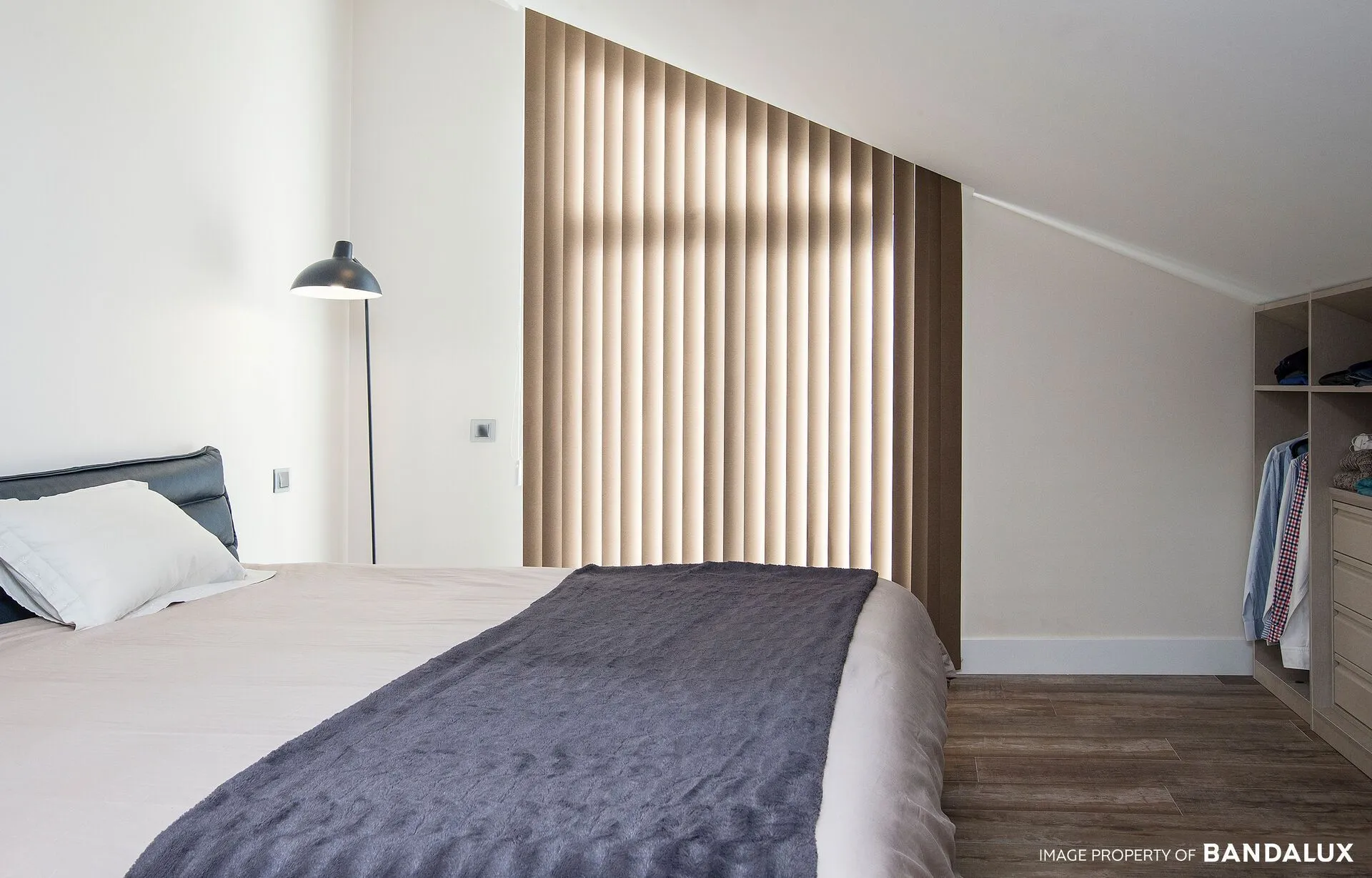 Stores à bandes verticales