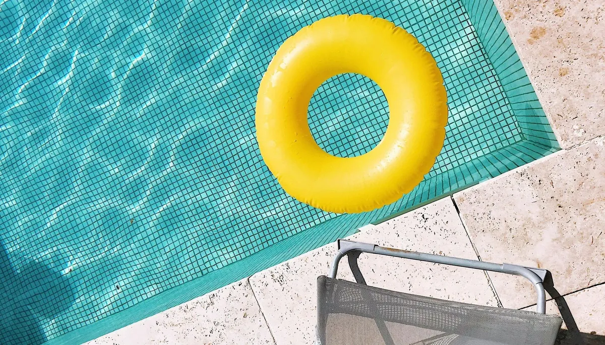 4 raisons d’installer une pergola au bord de sa piscine. Les avantages d’un espace extérieur aménagé en été