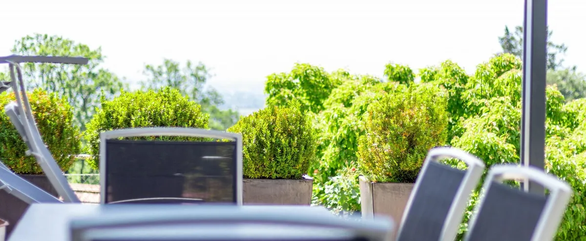 Comment entretenir son mobilier d’extérieur ?Nettoyer son équipement extérieur pour mieux le préserver.