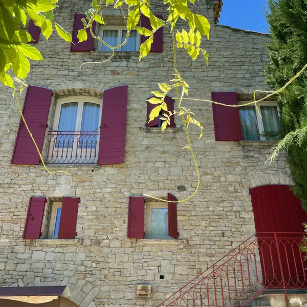 Quelle couleur de volets pour une maison en pierre ?