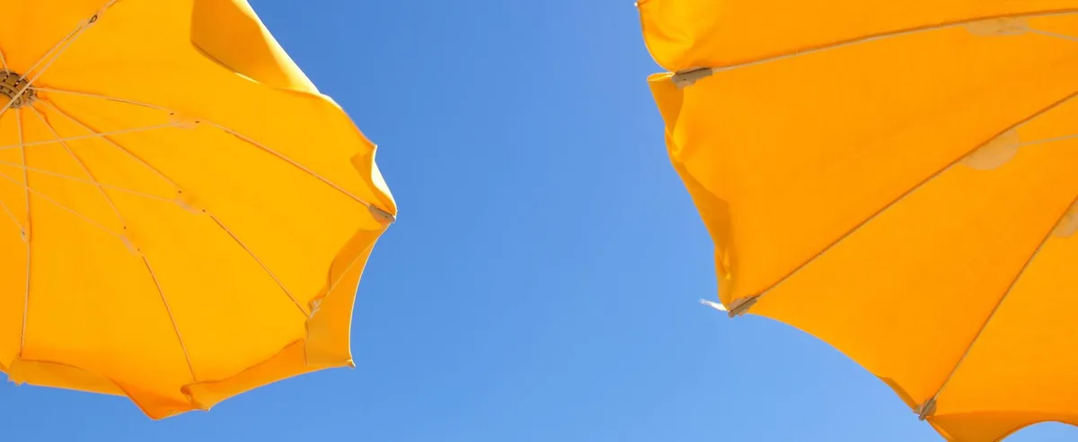 Nos conseils pour maintenir son parasol bien au sol.Passez un été serein avec les conseils des experts Dupuy Stores.