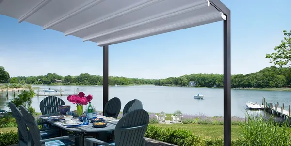 Pergola en toile, une protection solaire pratique et esthétique