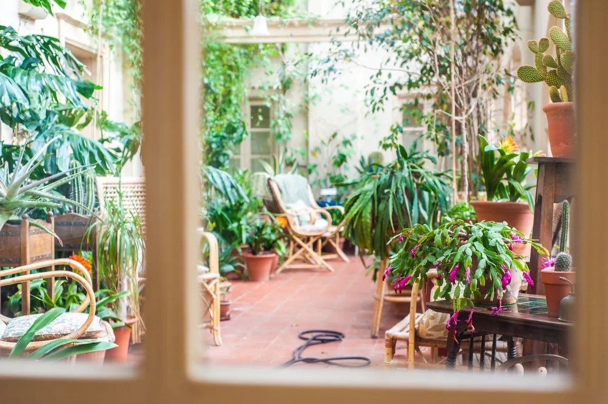 Protéger son balcon du vis-à-vis avec style et élégance