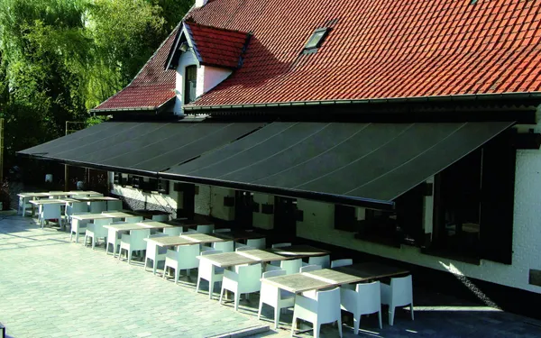 Store banne pour restaurant : un indispensable pour les professionnels