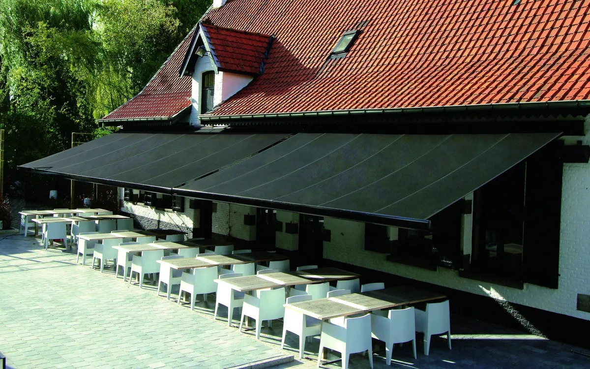 Store banne pour restaurant : un indispensable pour les professionnels