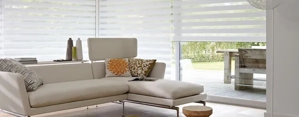 Stores ou rideaux : que choisir pour sa maison ? Choisir des stores ou des rideaux pour votre intérieur.