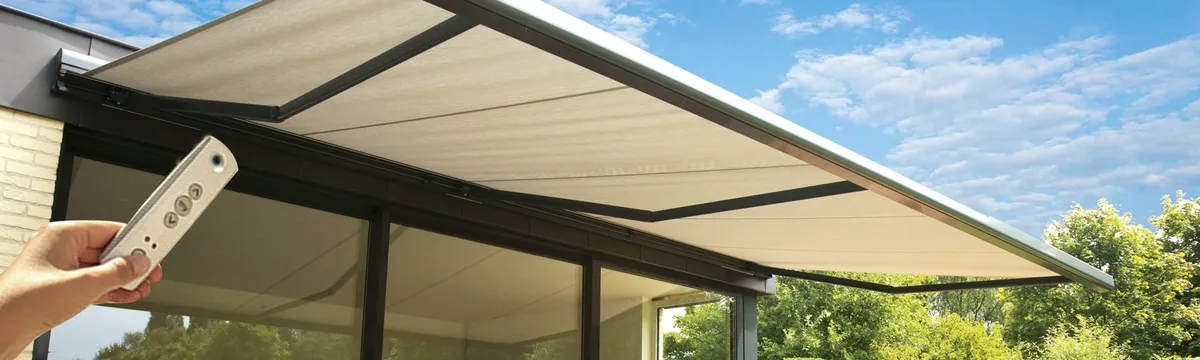 Stores sur mesure, des solutions pratiques pour un style déco affirmé