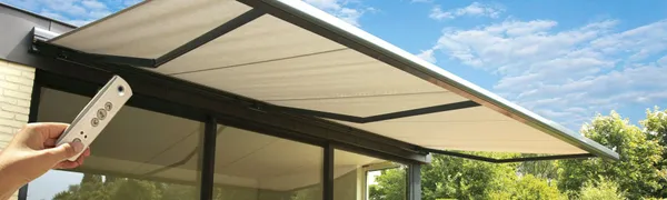 Stores sur mesure, des solutions pratiques pour un style déco affirmé