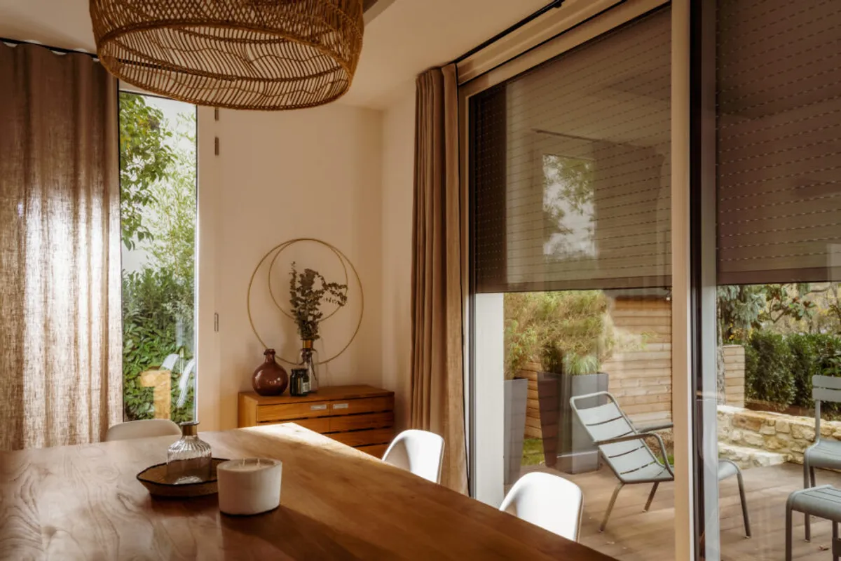 Confort intérieur : stores sur mesure, motorisation Somfy, moustiquaires et porte d'entrée isolante