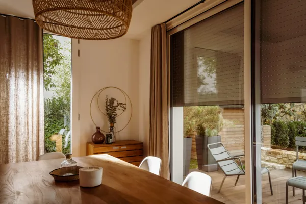 Confort intérieur : stores sur mesure, motorisation Somfy, moustiquaires et porte d'entrée isolante