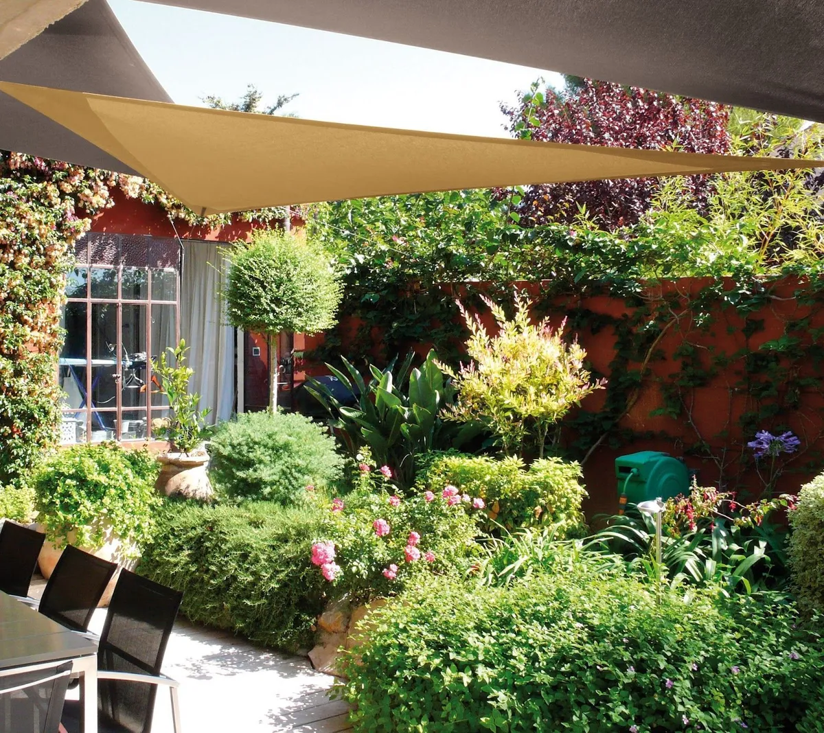 Voiles d’ombrage bien installées, protection solaire assurée !