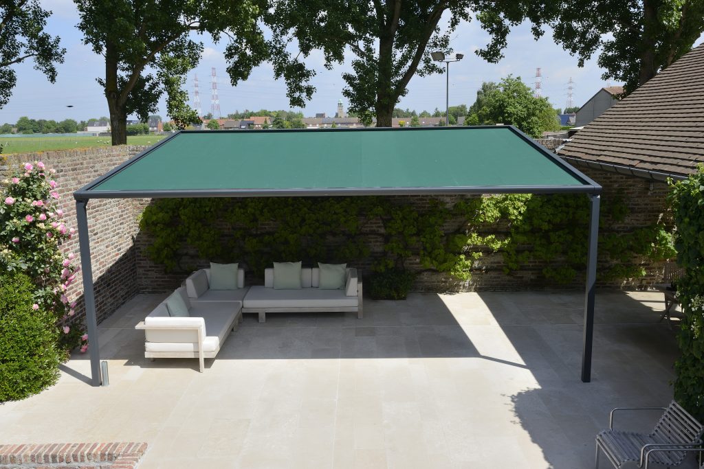 store extérieur de terrasse vert au dessus d'un canapé