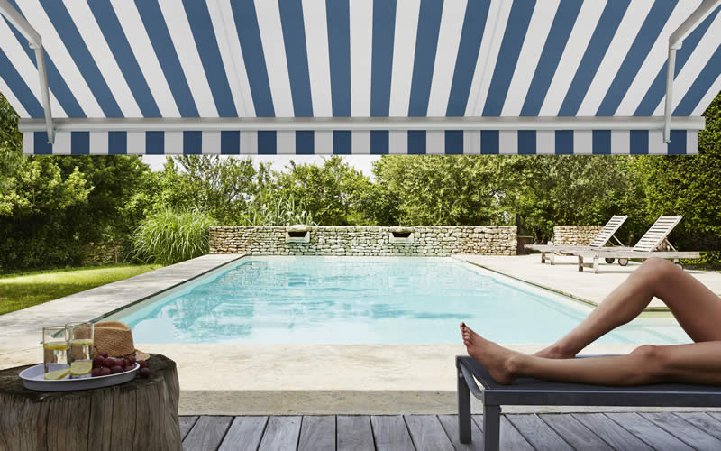 store-banne-bleu-raye-terrasse-piscine-800x500