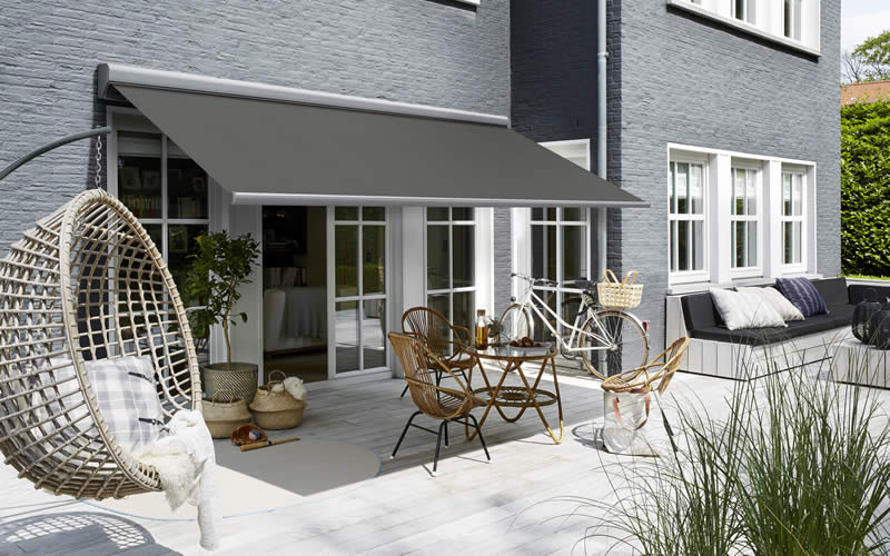 store-banne-gris-terrasse-moderne-800x500