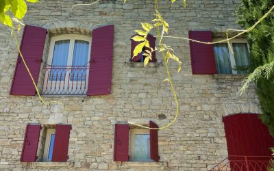 Quelle couleur de volets pour une maison en pierre ?