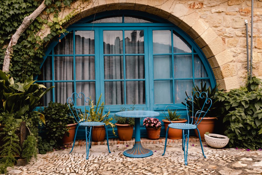 terrasse tendance avec chaises et tables colorées bleues 