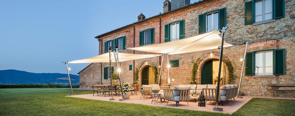 belle maison rénovée en pierre avec terrasse tendance et protections solaires